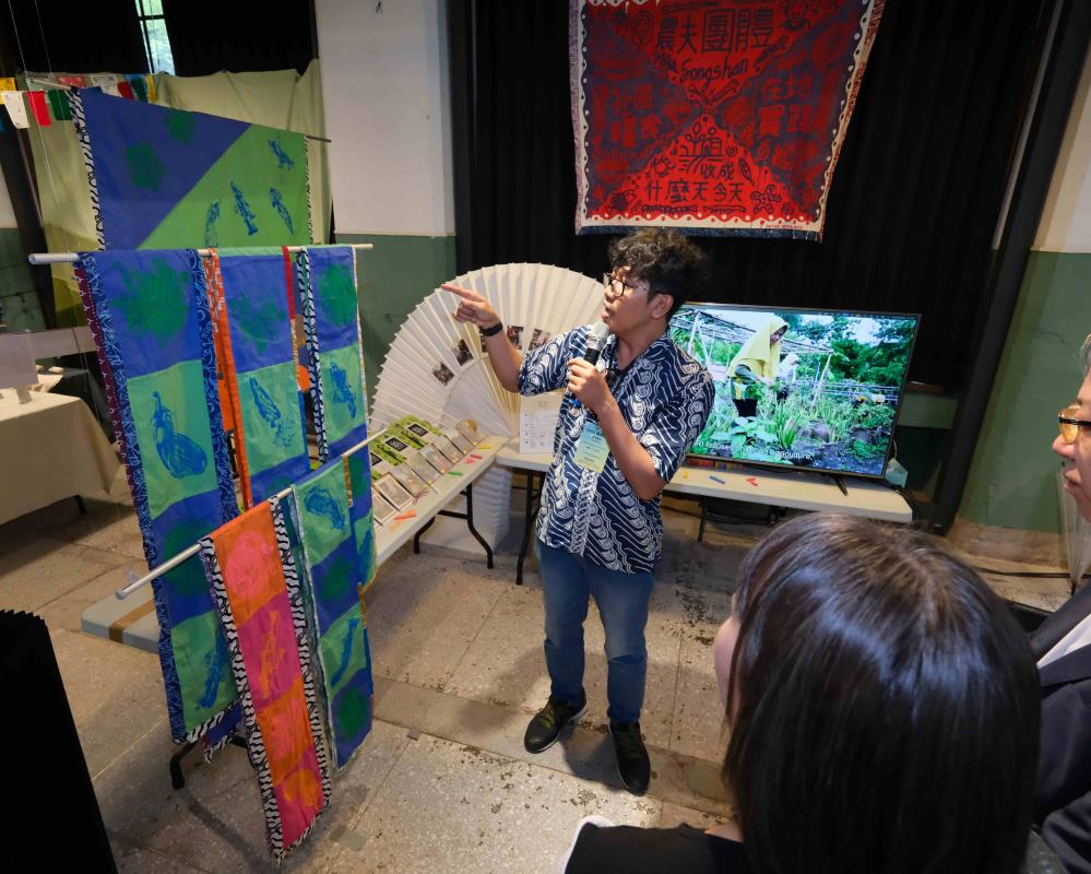 2現場參展商介紹及導覽.JPG