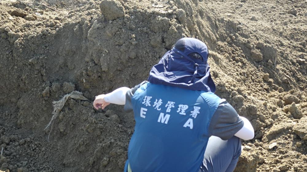 完成再利用程序的土方仍夾雜有廢塑膠編織袋.JPG