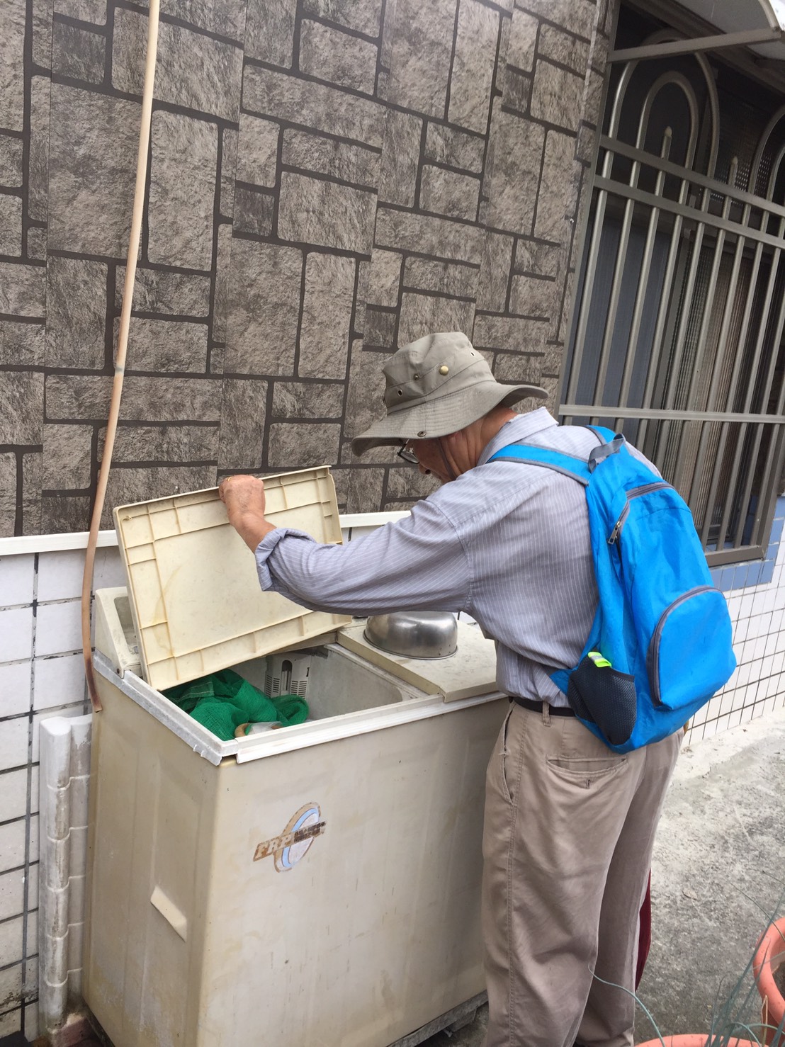 檢查病例處住家周邊50公尺，發現廢棄洗衣機內積水，已向民眾宣導丟棄.jpg