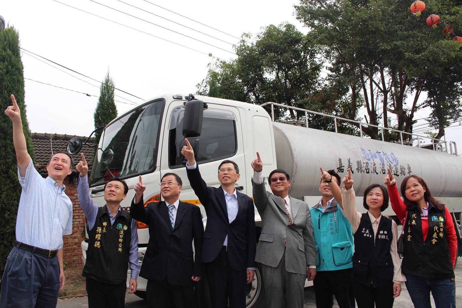1081120照片-環保署長張子敬、嘉義縣府秘書長羅木興與福分車合照.jpg