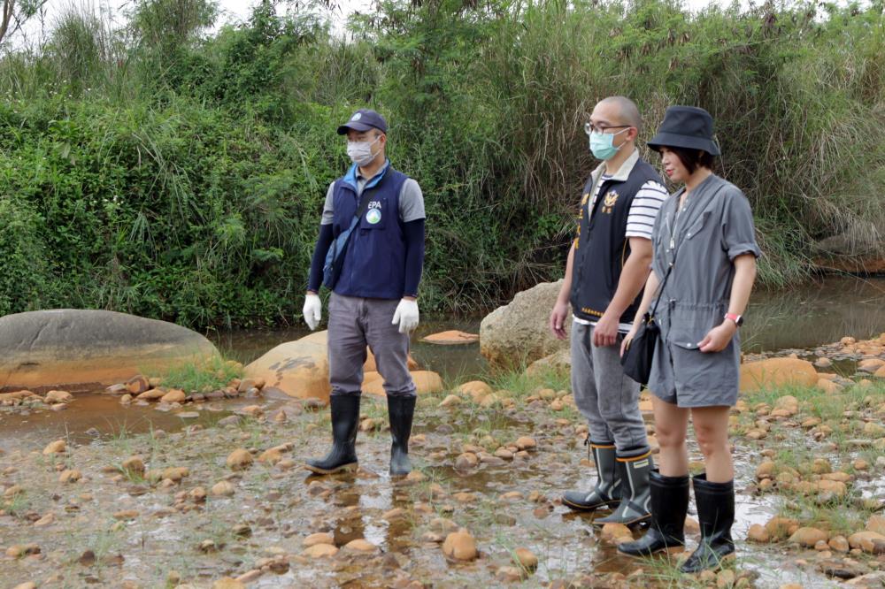 1120331新聞相片_環保署會同檢察官及保七三大二中溯溪勘查中港溪河床.JPG