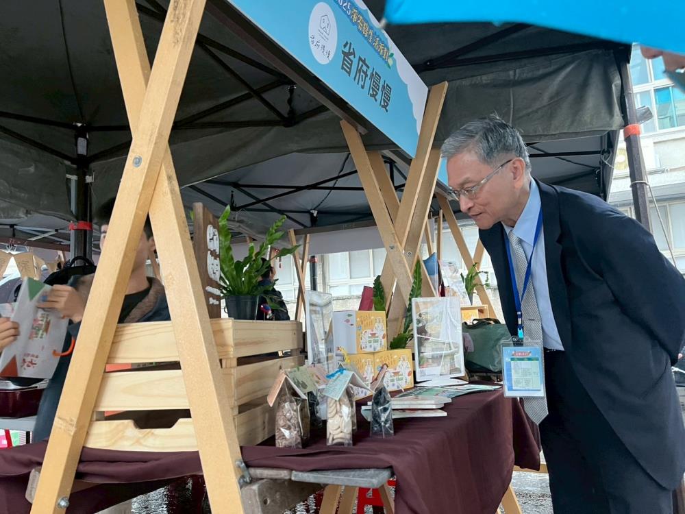 葉俊宏次長參觀攤位.jpg
