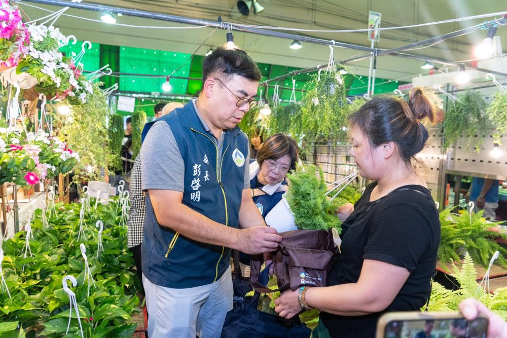 環境部彭啓明部長示範用循環袋購買盆栽.jpg