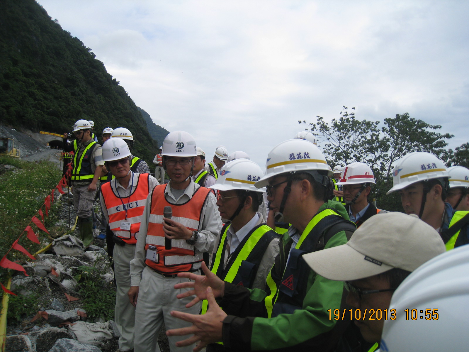 署長沈世宏訪視蘇花改漢本遺址1.JPG