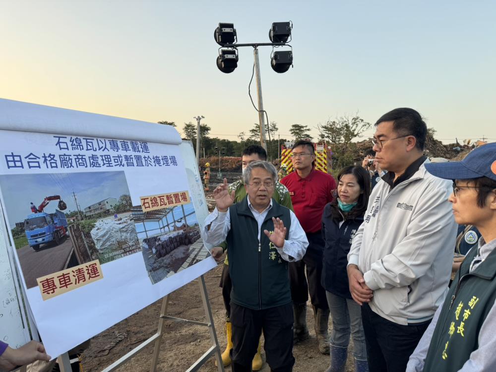 彭啓明部長視察臺南市烏樹林災後廢棄物暫置場2.jpg