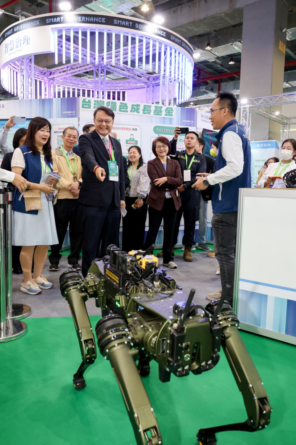 環境部「環境科技治理AI館」首次展示機械犬，將環境治理與科技充分融合及運用.jpg
