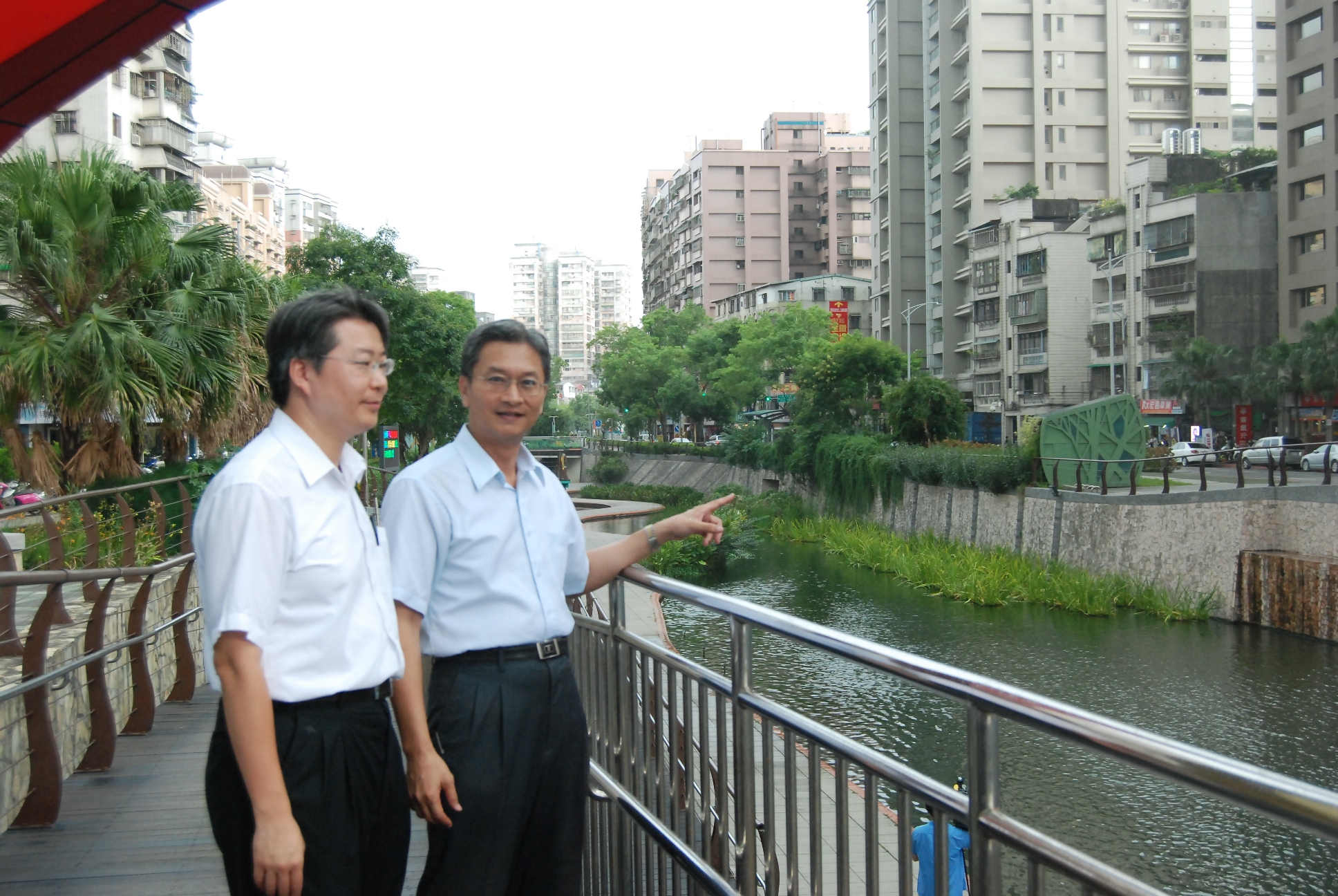 水保處葉處長(右)與新北市府水利局張修銘視察中港大排.jpg