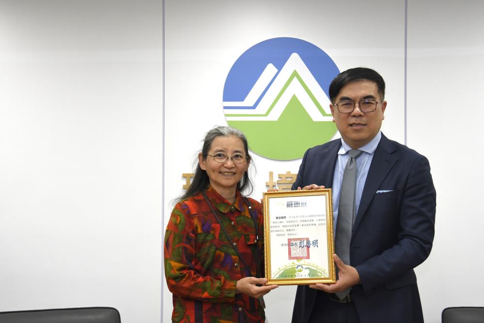 黃宜穎志工授獎.JPG