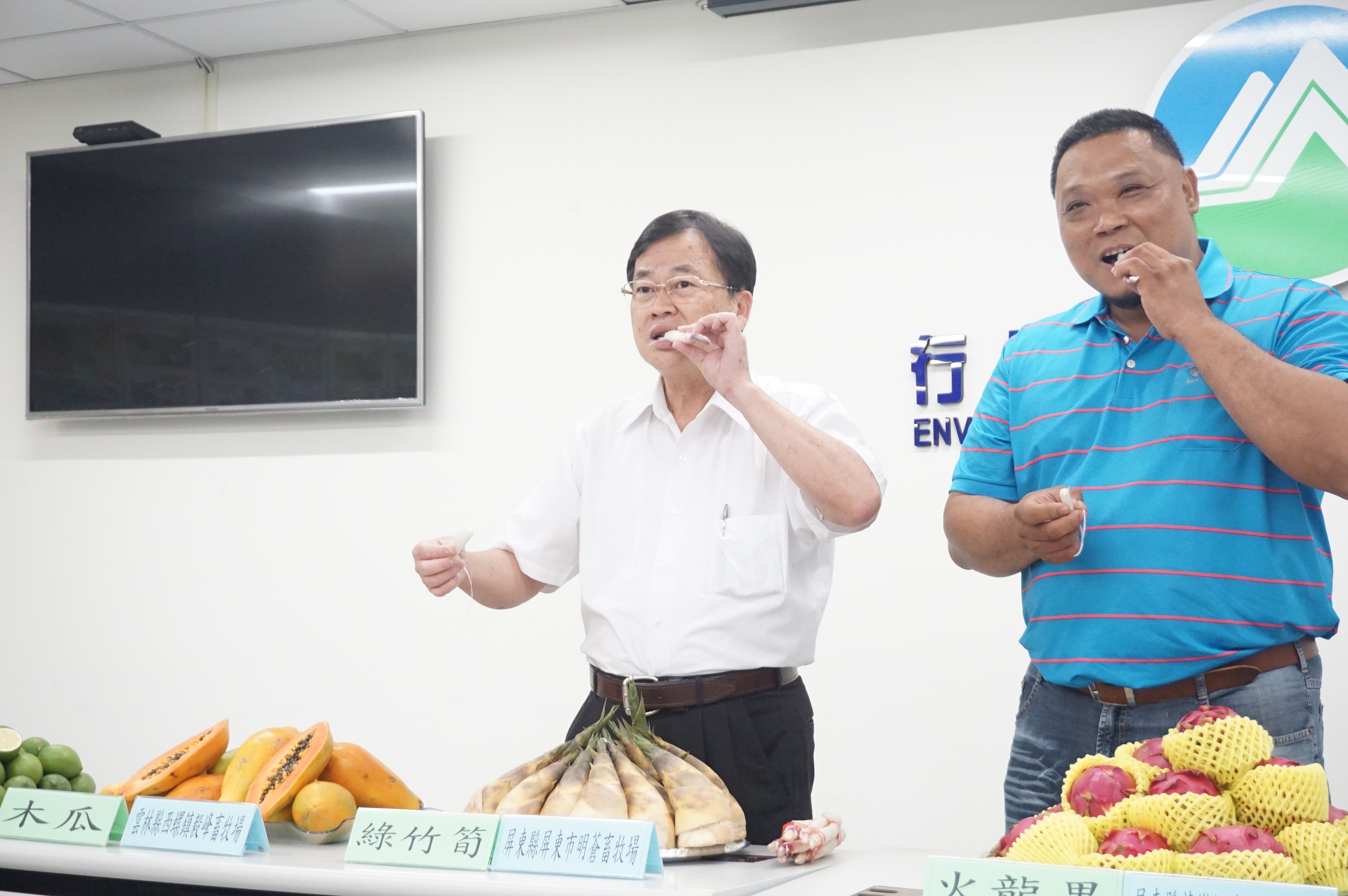 1080716照片-現場展示沼渣沼液澆灌之農產品，水保處長吳盛忠與畜牧場業者王銘儀當場品嘗.JPG