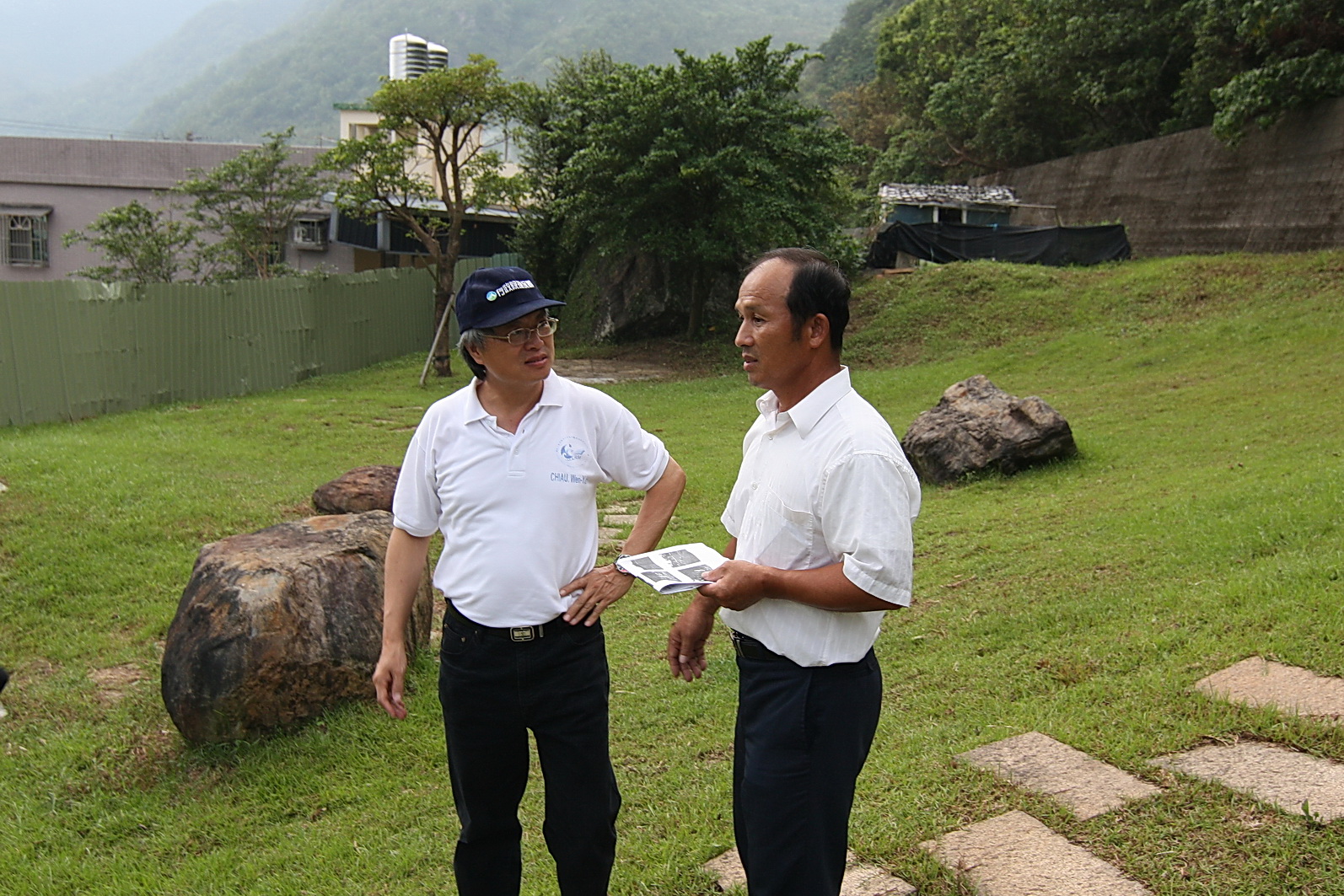 龜山島社區總幹事簡英俊說明髒亂點綠美化現況 環保署邱文彥副署長(左)表示肯定.JPG