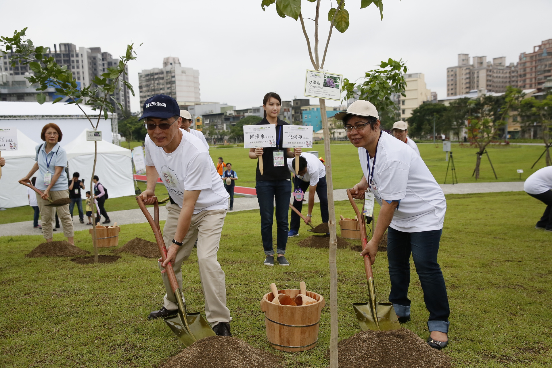 魏國彥署長與全體來賓進行「減碳綠種子」植樹儀式.JPG