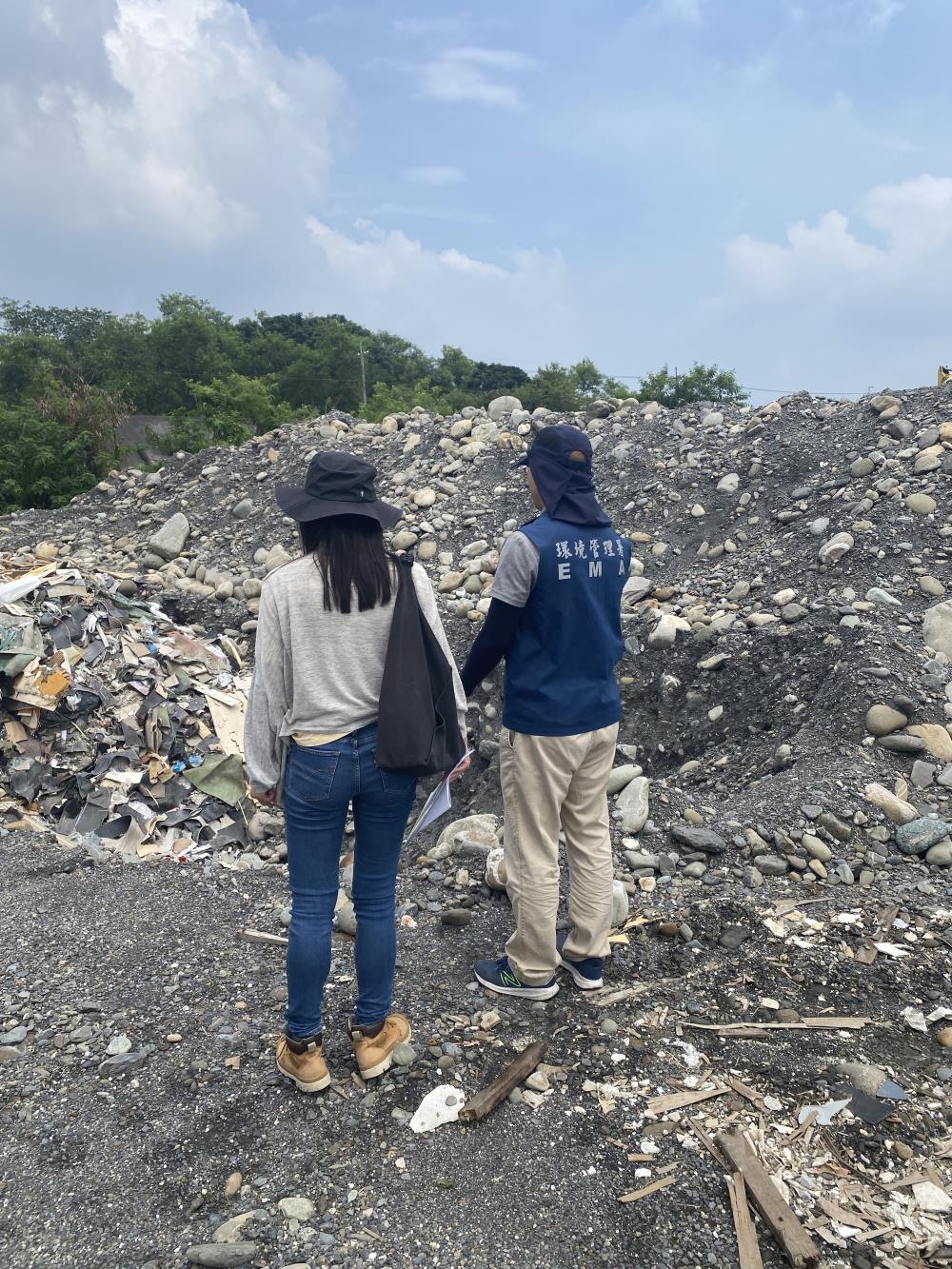 檢察官與環管署人員勘驗廢棄物棄置點