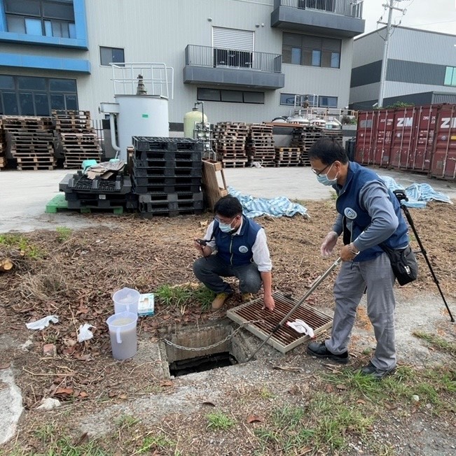 中心人員採樣亮○洗衣廠橘色管線排放廢水.jpg