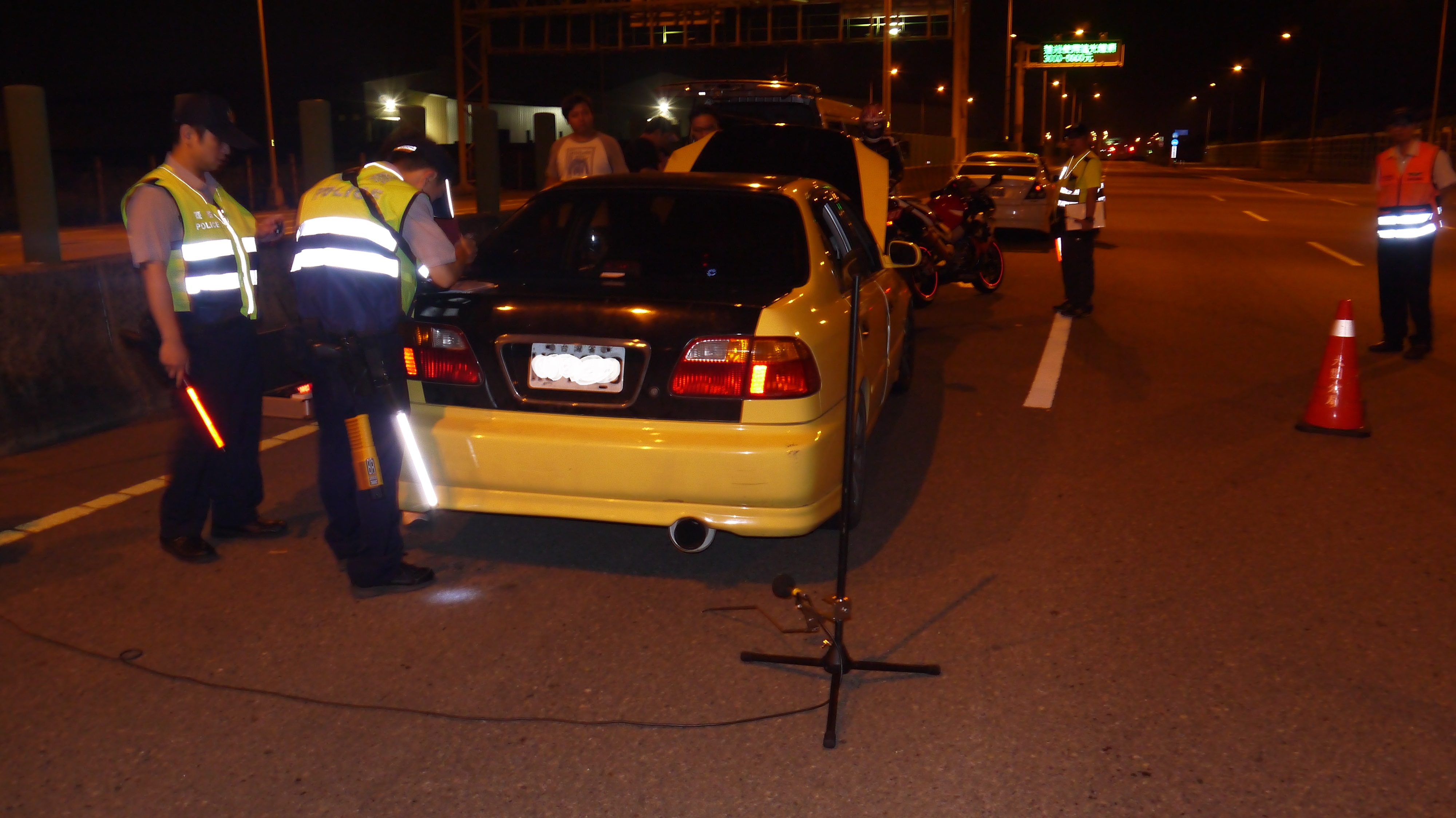 圖2環警監夜間聯合攔檢汽車.JPG