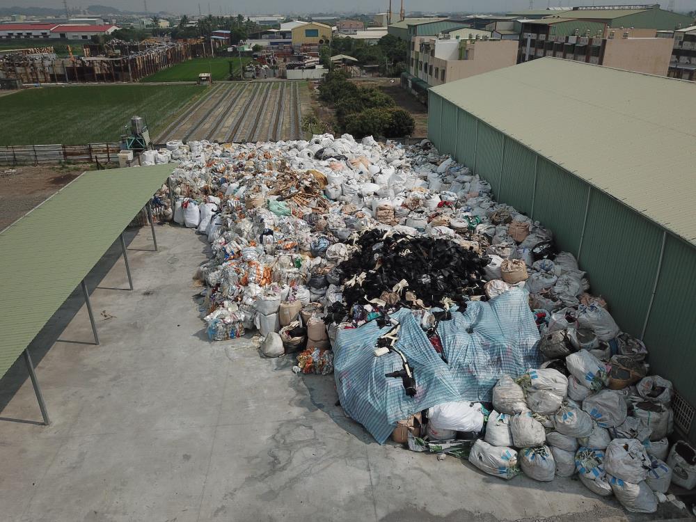 閒置廠房空地堆置廢棄物.jpg