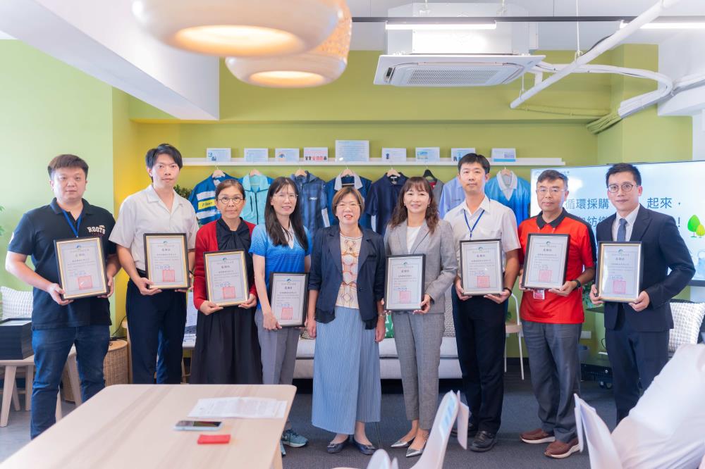 中：循環署賴瑩瑩署長，採購單位及其供應商左到右：賓格實業、新光紡織、蓓蒂實業、宏華國際、遠東銀行、桃園航勤、遠傳電信及全家福公司.jpg