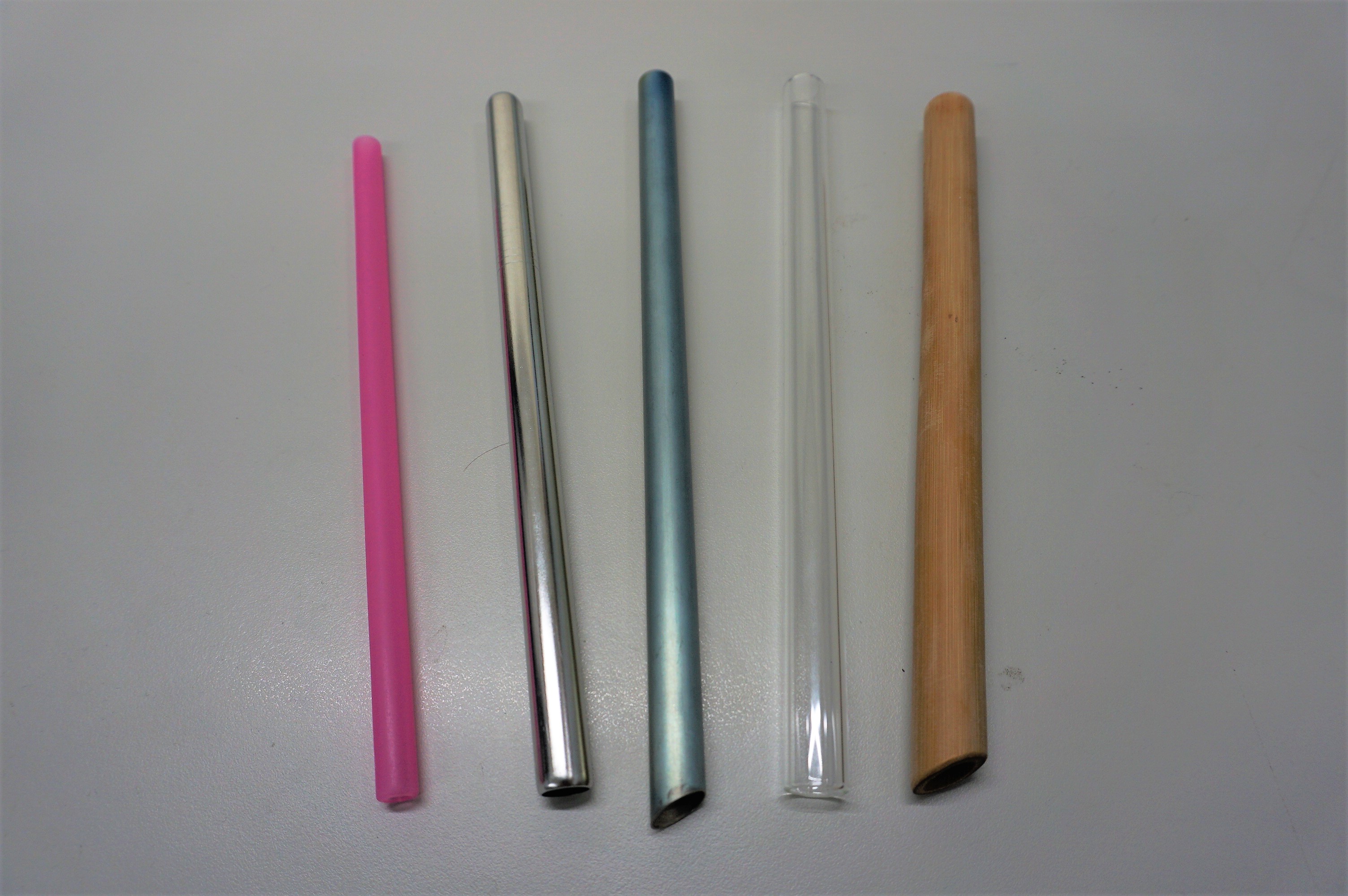 1080501照片-可重複使用吸管(左至右為矽膠、不鏽鋼、鈦金屬、玻璃、竹).JPG
