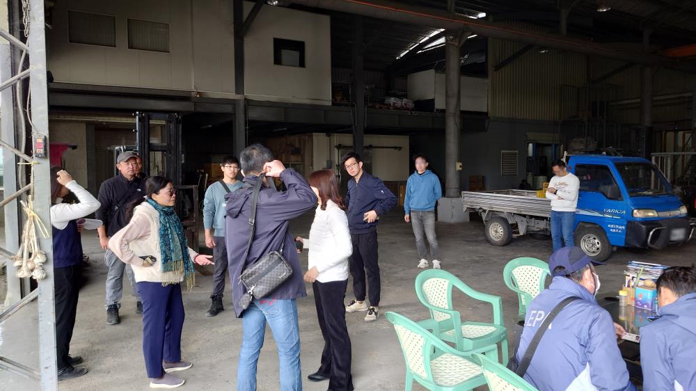 檢察官與專案小組查緝雲林縣斗南鎮棄置廢土情形.jpg