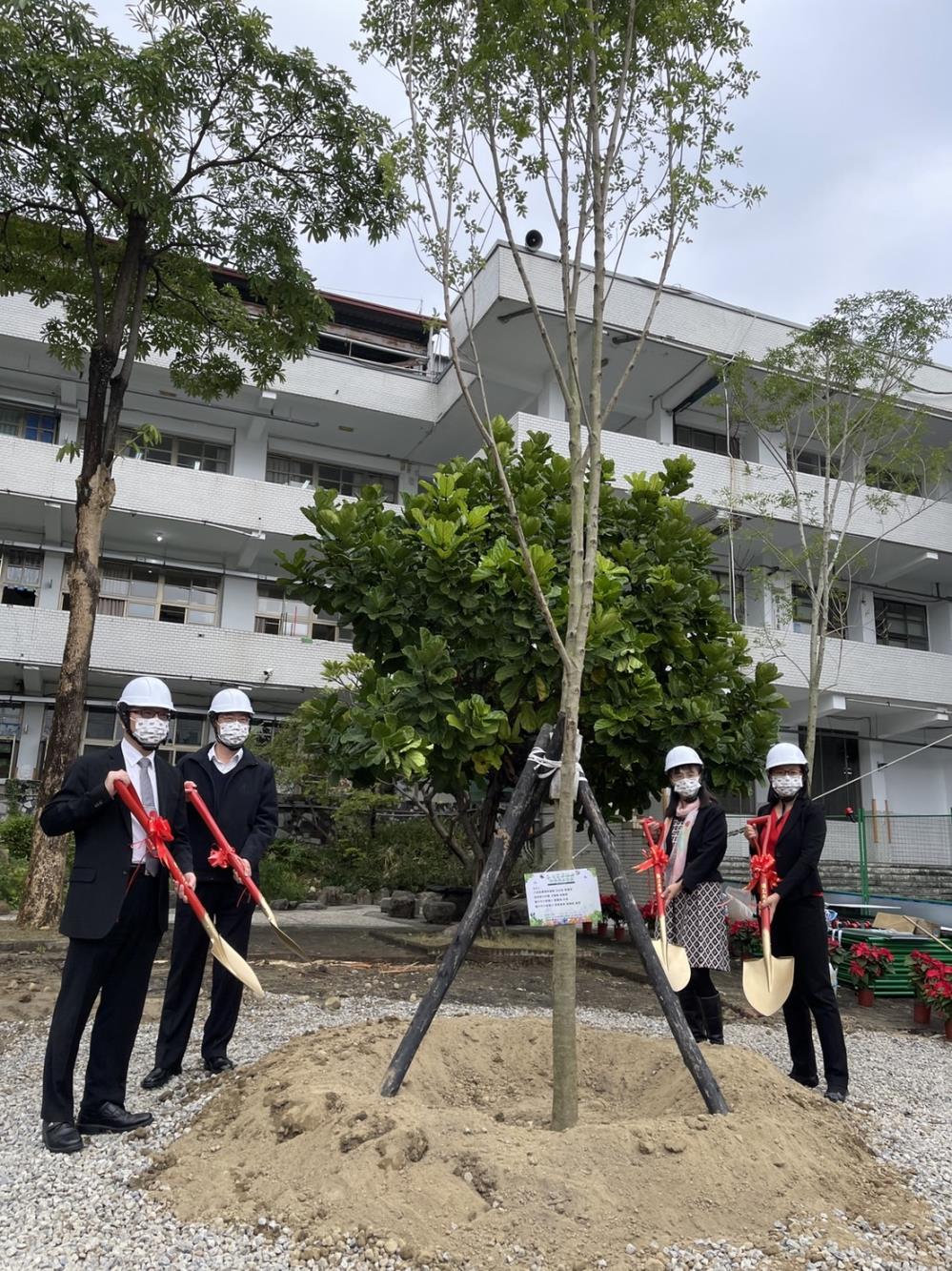 1101222新聞相片_雨水花園開工動土種植樹苗.jpg