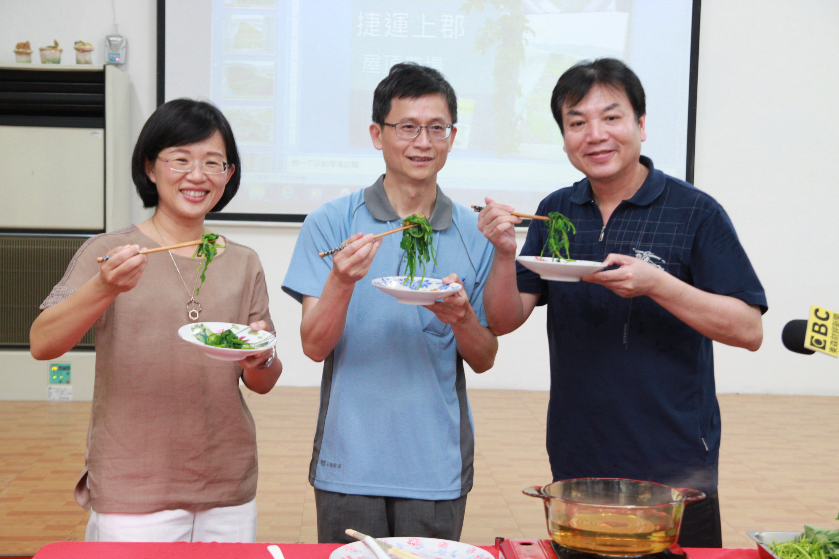 1050803新聞相片-詹順貴副署長(中)與蘇巧慧立委及劉和然局長品嘗屋頂農原鮮採蔬菜.jpg