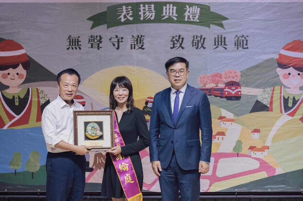 環境部彭啓明部長致贈模範隊長獎座.JPG