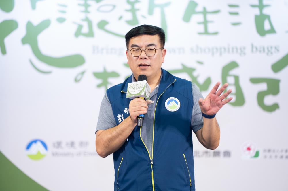 環境部彭啓明部長現場說明啟動建國花市不塑花市示範場域，買花「三袋同行 減塑可行」_自備購物袋、使用二手袋及忘記帶可借用循環袋.jpg