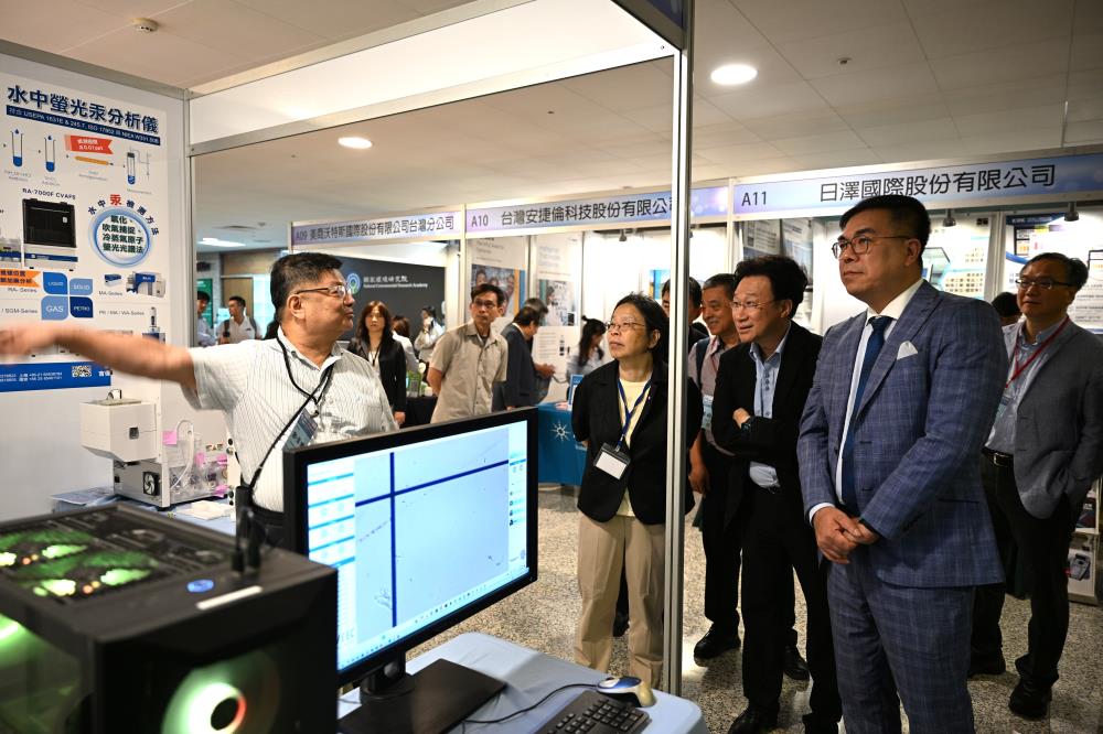 03.參觀2025環境分析研討會儀器展_水中螢光汞分析儀，環境部彭啓明部長_右1_、國家環境研究院劉宗勇院長_右2_.jpg