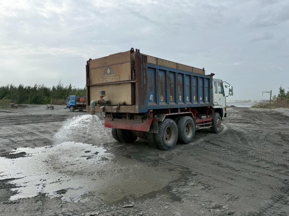 疏濬工區灑水抑制揚塵措施.jpg