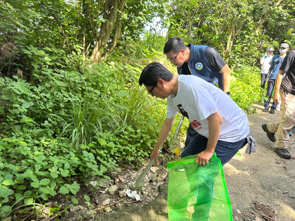 彭部長與陳市長帶領民眾撿垃圾.jpg