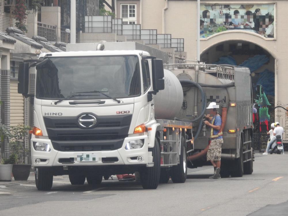 專案小組監控不法業者將水肥違法排入下水道情形.jpg