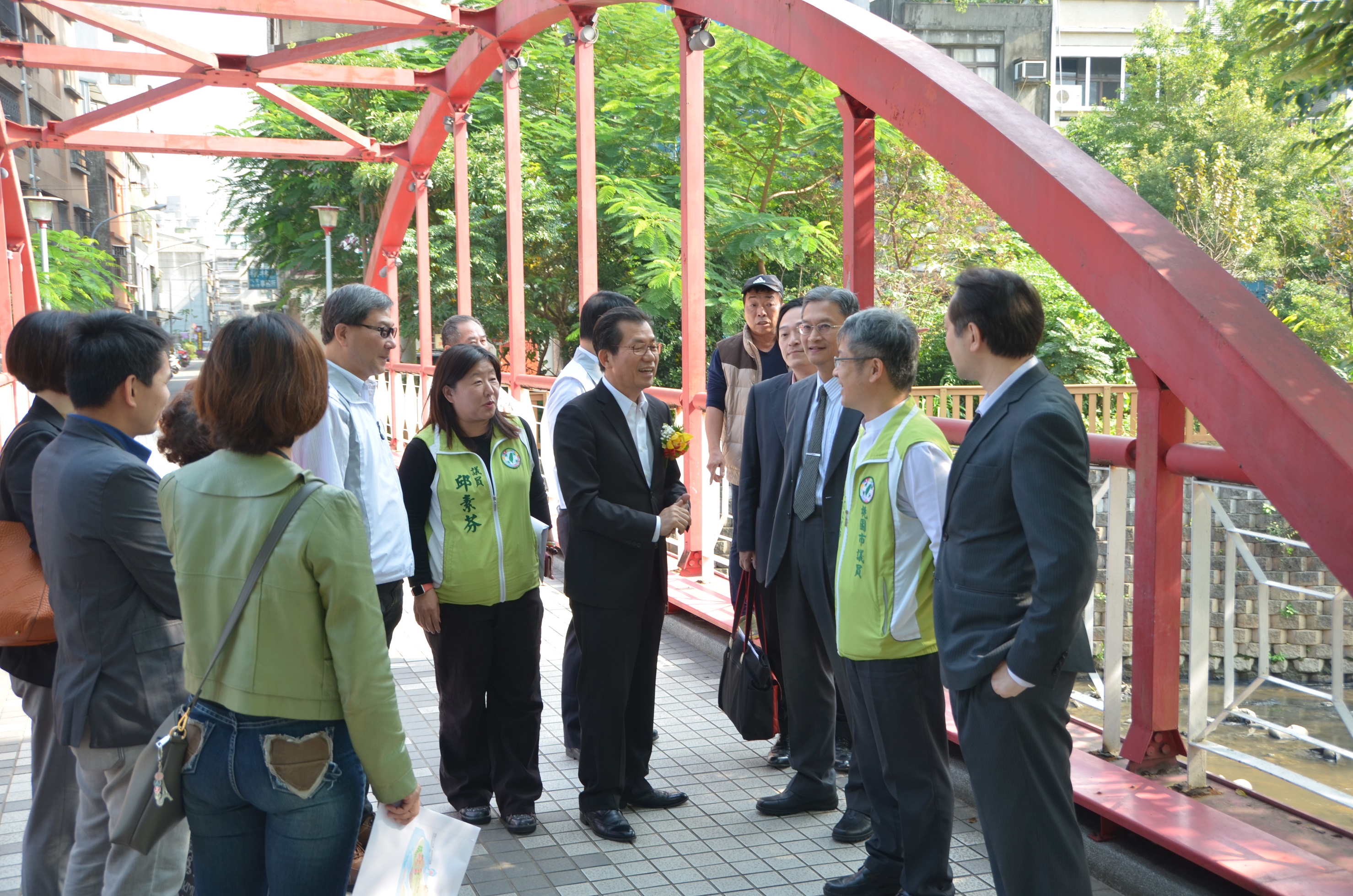 1051212李署長應元親臨桃園市東門溪現場瞭解河川環境現況並與居民互動.jpg