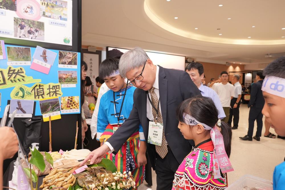 沈志修次長參觀綠旗學校攤位