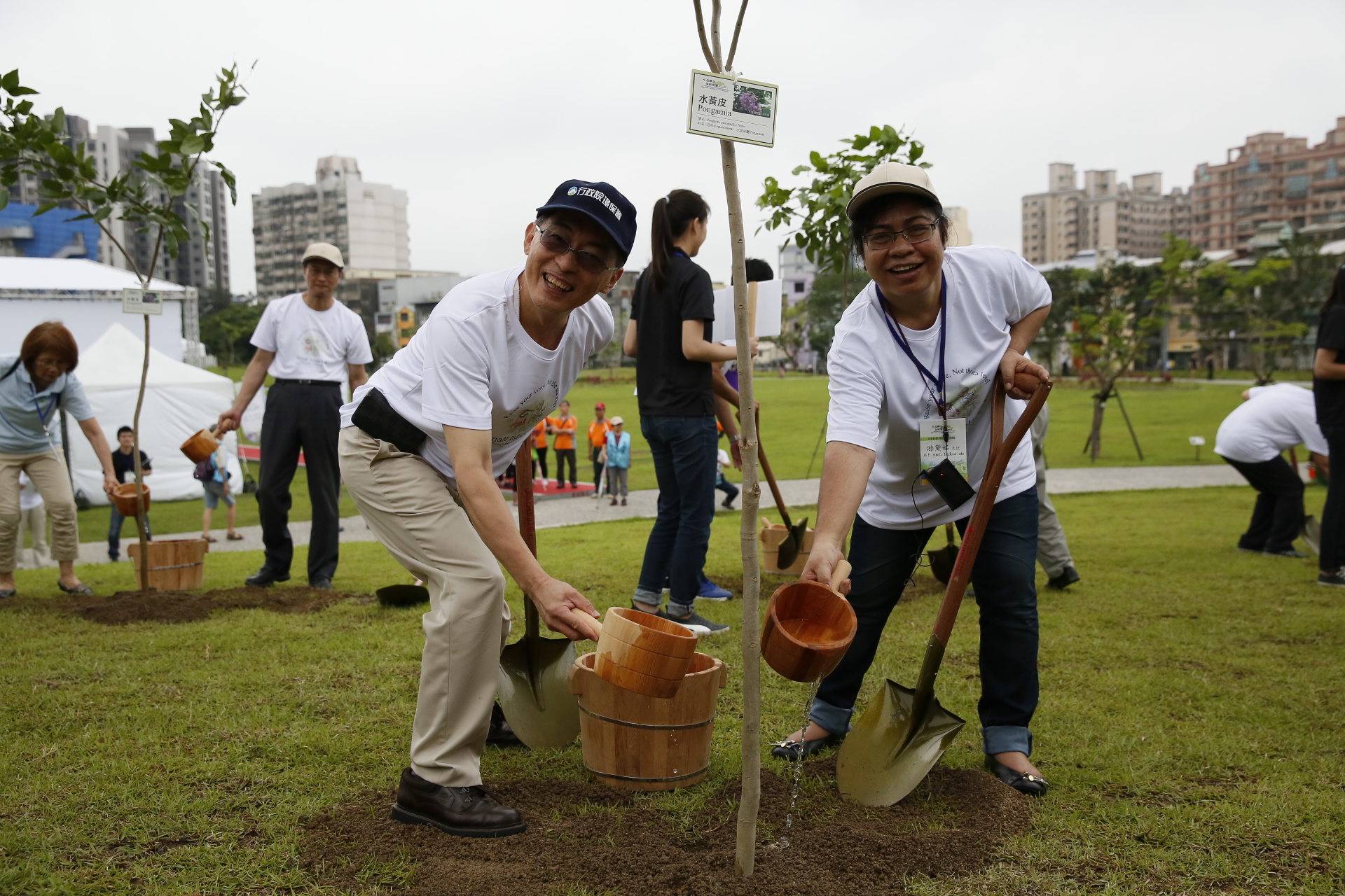 魏國彥署長與貴賓共同植樹灌溉.JPG