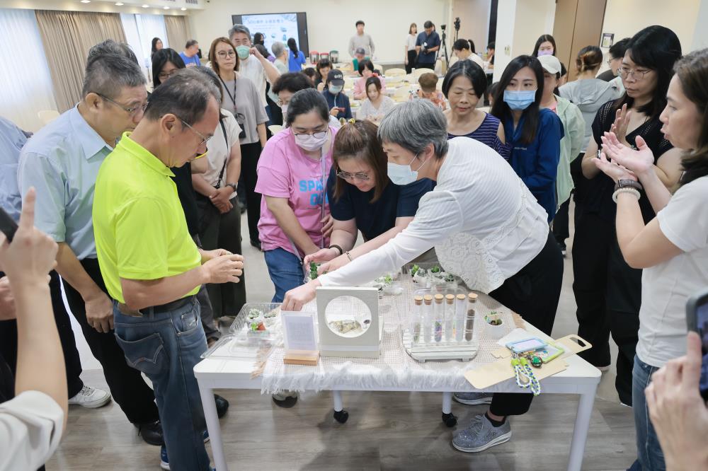 學員實際操作「牡蠣殼循環手作」活動