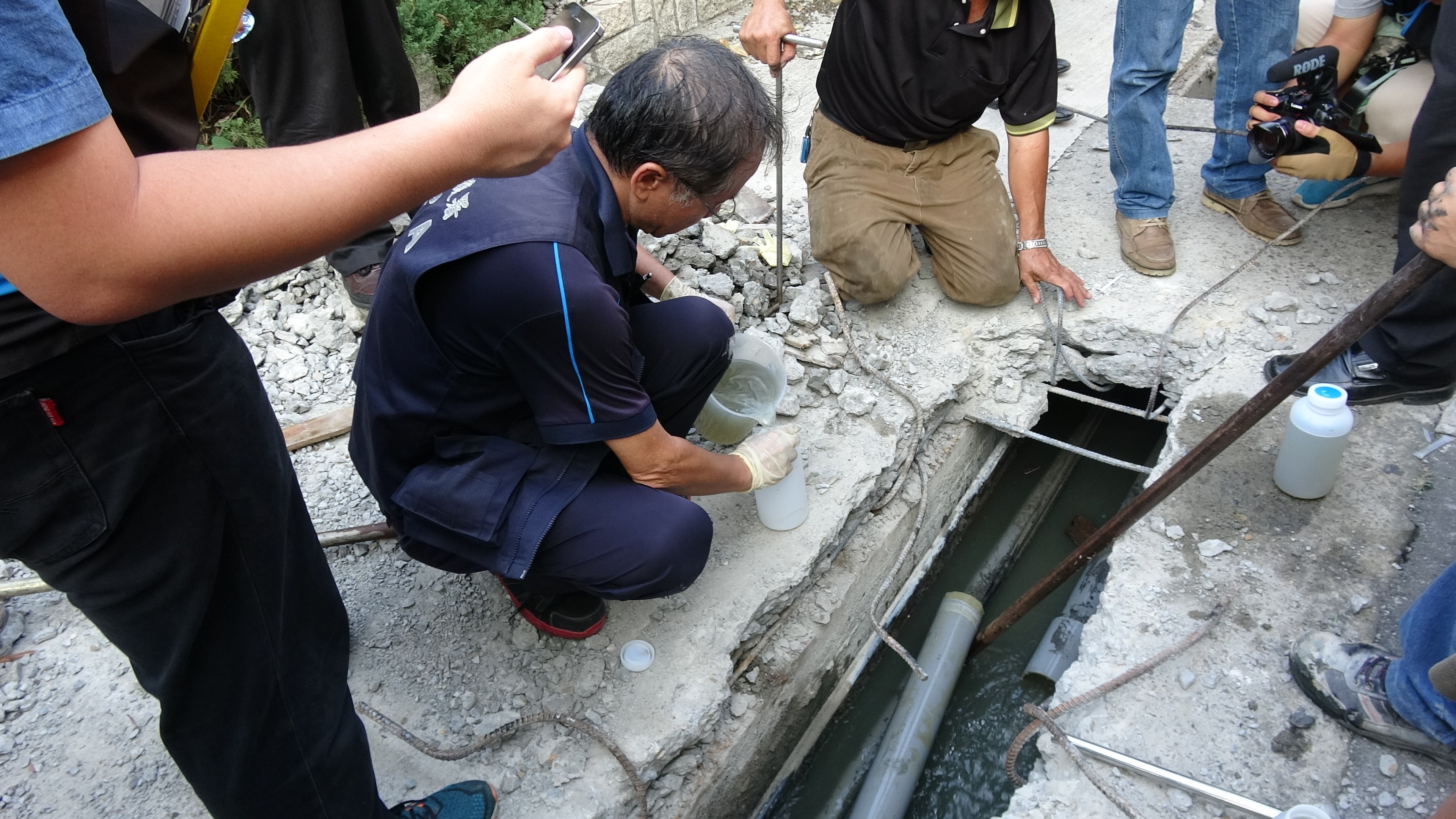 1051007新聞相片-04道路開挖確認搭排管線流向及採集廢水驗證.jpg