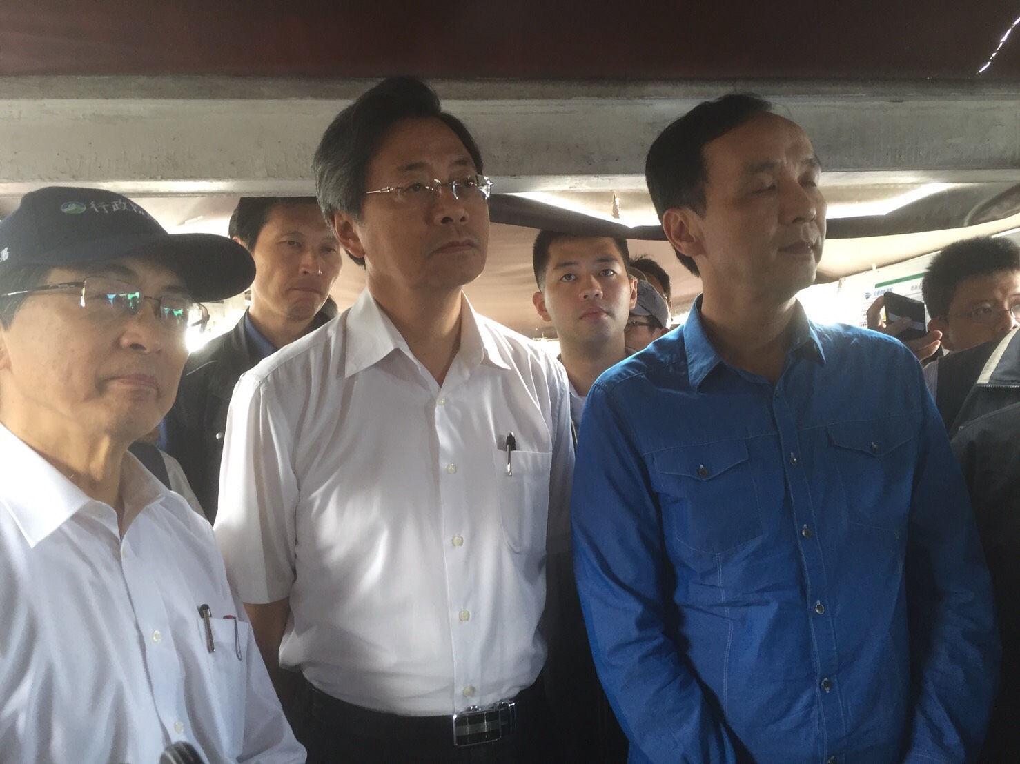 張院長及魏署長赴德翔臺北輪擱淺現場視察岸際除污情況.jpg