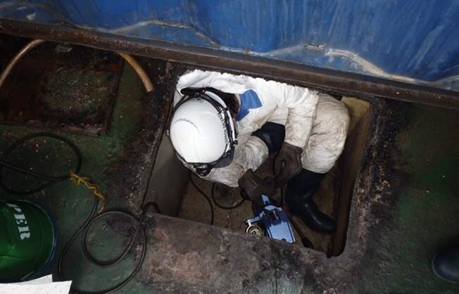 作業人員於50公分乘50公分方孔內進行柏駁油泵及管線布設作業.jpg