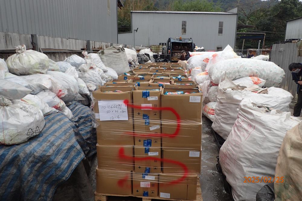 場區收受大量報廢品.JPG