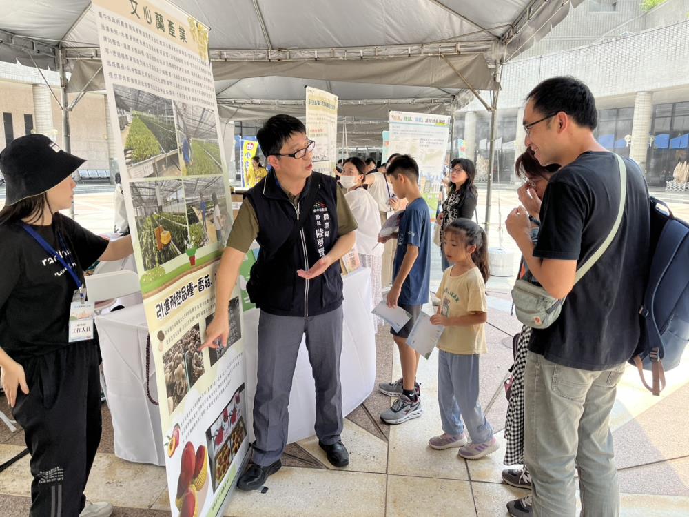現場民眾帶小孩參觀臺中市政府攤位.jpg
