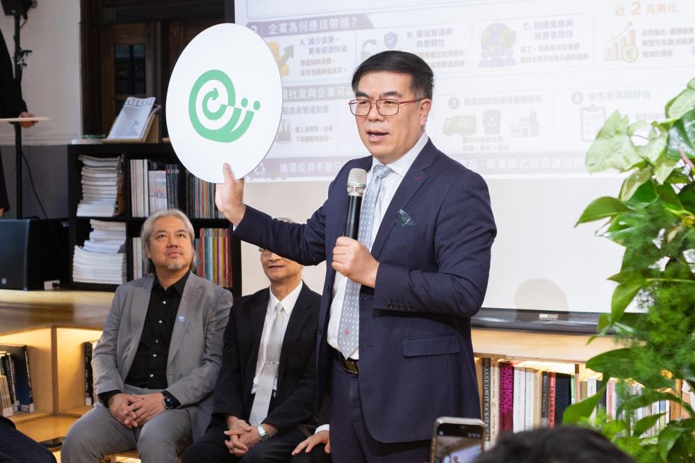 2環境部彭啓明部長發布循環標誌，並許如「國際護照」般展現國家永續競爭力與綠色品牌高度。.jpg
