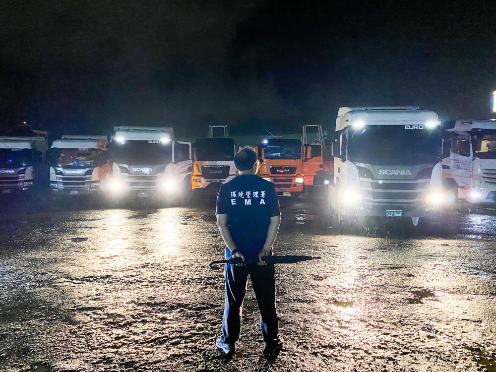 夜間執行清除車輛查扣共15輛.JPG