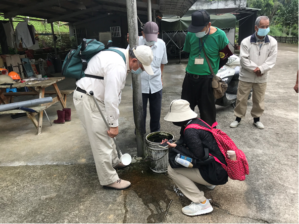 1090927照片_專家巡檢水桶有無孑孓，且應加蓋或加掛細網避免病媒蚊產卵.png