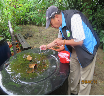 蓄水池旁塑膠容器上蓋積水.png