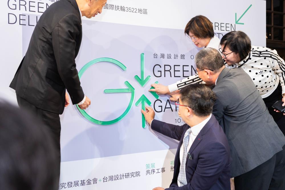 3由國際扶輪3522地區林政邦總監、環境部彭啓明部長、集權塑膠工業股份有限公司詹景忠董事長及環境部資源循環署賴瑩瑩署長，共同完成Green Gather綠集開幕儀式。.jpg