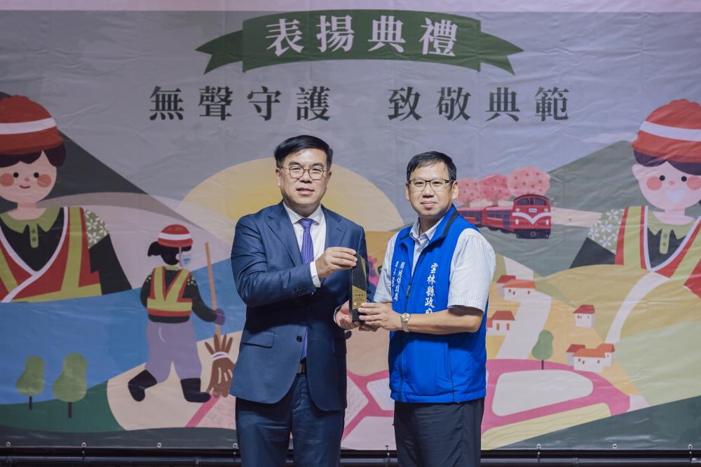 環境部彭啓明部長致贈職安績優機關獎座.JPG