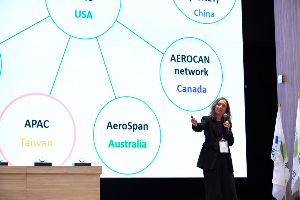NASA AERONET計畫主持人Dr. Elena Lind說明AERONET與校準中心成立目的.JPG