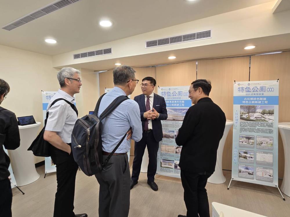 部長巡視特色公廁展示情形.JPG