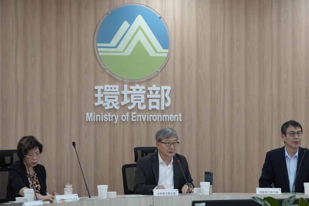會議由由環境部沈志修次長(中)、行政院能源及減碳辦公室林子倫副執行長(右)共同主持，左為資源循環署賴瑩瑩署長