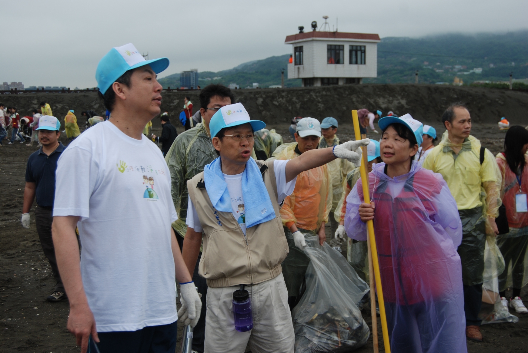 沈世宏署長(中)與新北市環保局劉和然局長(左)視察淨灘成果DSC_0021.JPG