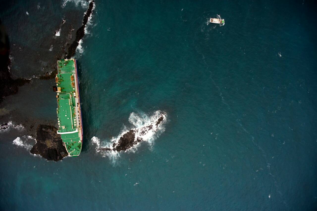 以無人飛行器系統空拍監控耘海輪擱淺海域狀況.jpg